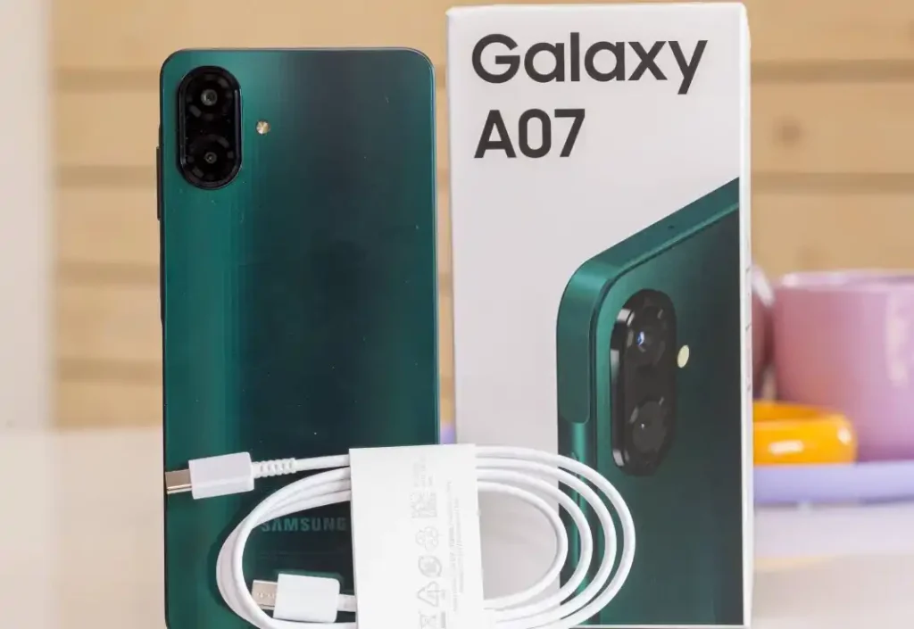 آنباکسینگ و بررسی گوشی سامسونگ A07 توسط موبونیوز